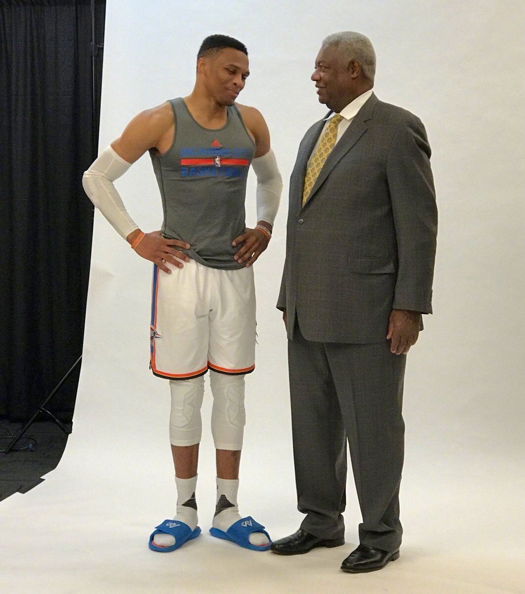 克罗斯：绿茵场上的精准指挥官（克罗斯：中场精确制导者）