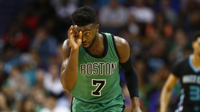 意媒：铃木彩艳可能因为手部骨折缺阵三个月，明年2至3月复出（意媒称铃木彩艳手部骨折或伤停三月，预计明年2至3月复出）