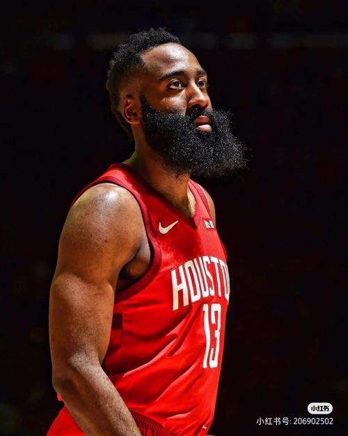 欧联比赛中一球员嘲讽对手鼻子形状，多名队友上前打抱不平（欧联赛场一球员嘲笑对手鼻型，数名队友挺身维护）