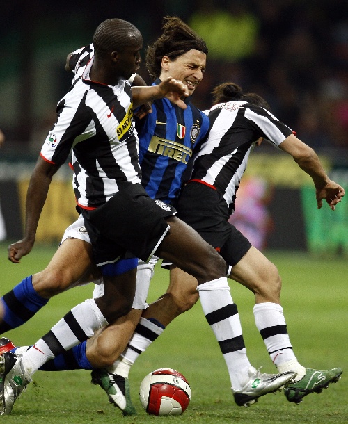 国王杯十六强抽签悬念重重！巴萨皇马将与草根球队上演圣诞大战（国王杯16强抽签悬念丛生：巴萨皇马圣诞迎战草根球队）