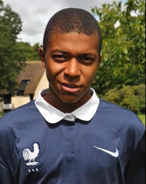 镜报：巴尔韦德不满阿隆索执教风格或考虑离队，曼联对其有意（镜报：巴尔韦德不满阿隆索执教理念或寻求离队，曼联有意引进）