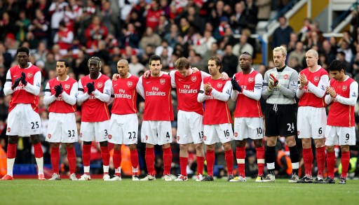 拜仁快速传球移动致对手防线瓦解（拜仁快速传切与穿插跑动令对手防线崩塌）