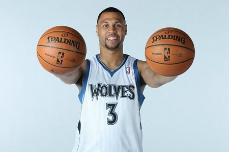 萨索洛前锋皮纳蒙蒂比赛时家中失窃，事发时孩子和保姆在家里（萨索洛前锋皮纳蒙蒂比赛期间家遭窃，孩子与保姆当时在家）